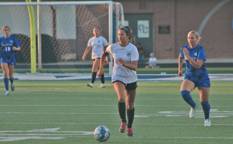 Andrea Limehouse runs the ball downfield against the Warriors.