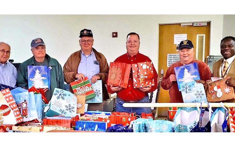 VA gift bags help spread Christmas cheer