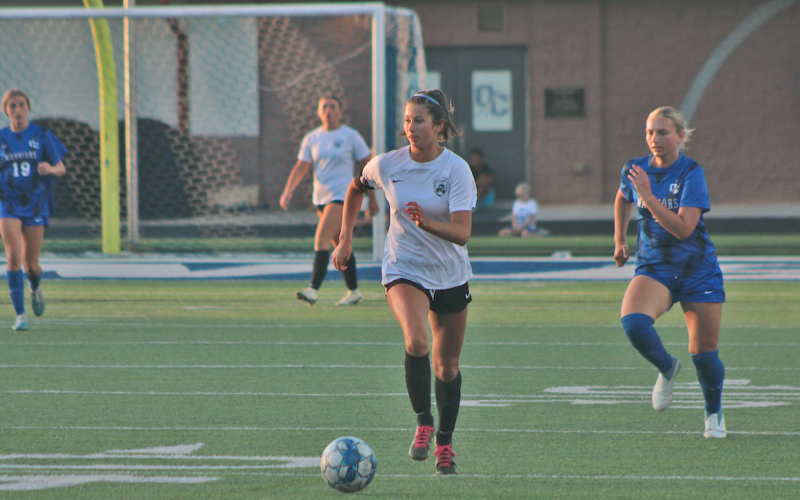 Andrea Limehouse runs the ball downfield against the Warriors.