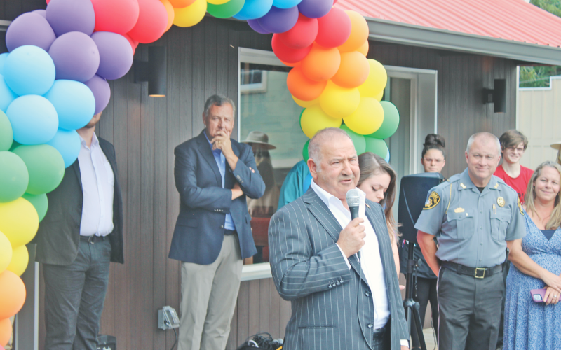 Following a short speech, 7Pie owner David Davoudpour invited attendees at a recent ribbon-cutting ceremony inside for free samples of his pizza. “Trust me, it tastes good,” he told the crowd. “All you’ve gotta do is try it.”
