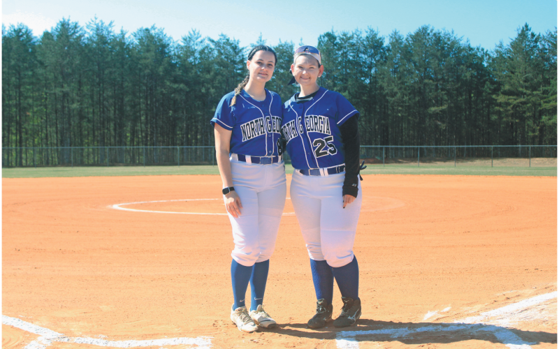 Heidy Bentancourt (left) and Gabrielle Niemczyk were honored as the UNG club softball teams’ two seniors.