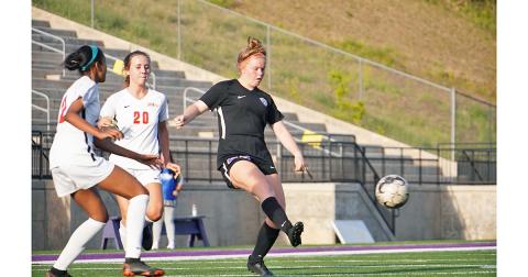 Lumpkin’s Rae Lynn Myers sends a pass across the field to a teammate during Lumpkin’s Sweet 16 matchup with GAC. 