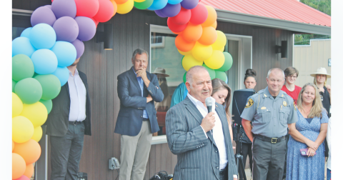 Following a short speech, 7Pie owner David Davoudpour invited attendees at a recent ribbon-cutting ceremony inside for free samples of his pizza. “Trust me, it tastes good,” he told the crowd. “All you’ve gotta do is try it.”